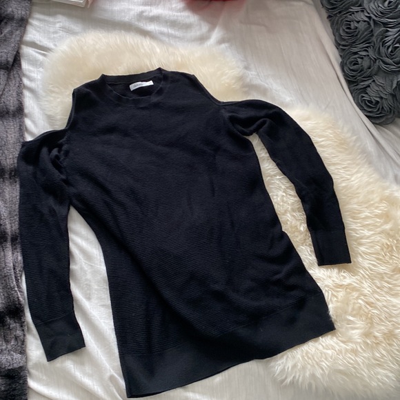 Reitmans cold shoulder sweater - Picture 2 of 4